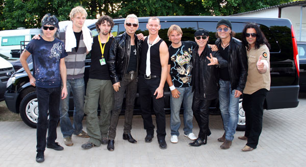 Bild vergrößern - Wir mit den Scorpions die zusammengesackten Mülltüten und Scorpions